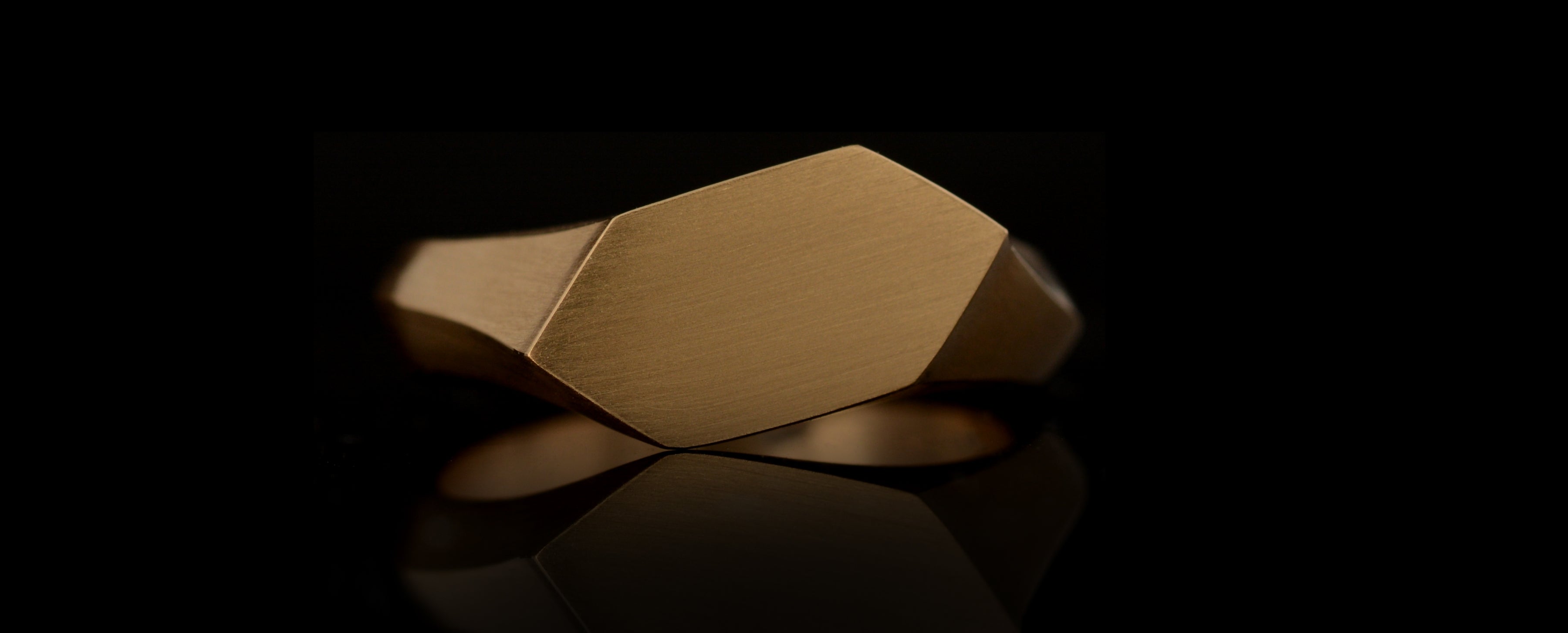 Modern Arris Signet Ring in 18 carat yellow gold