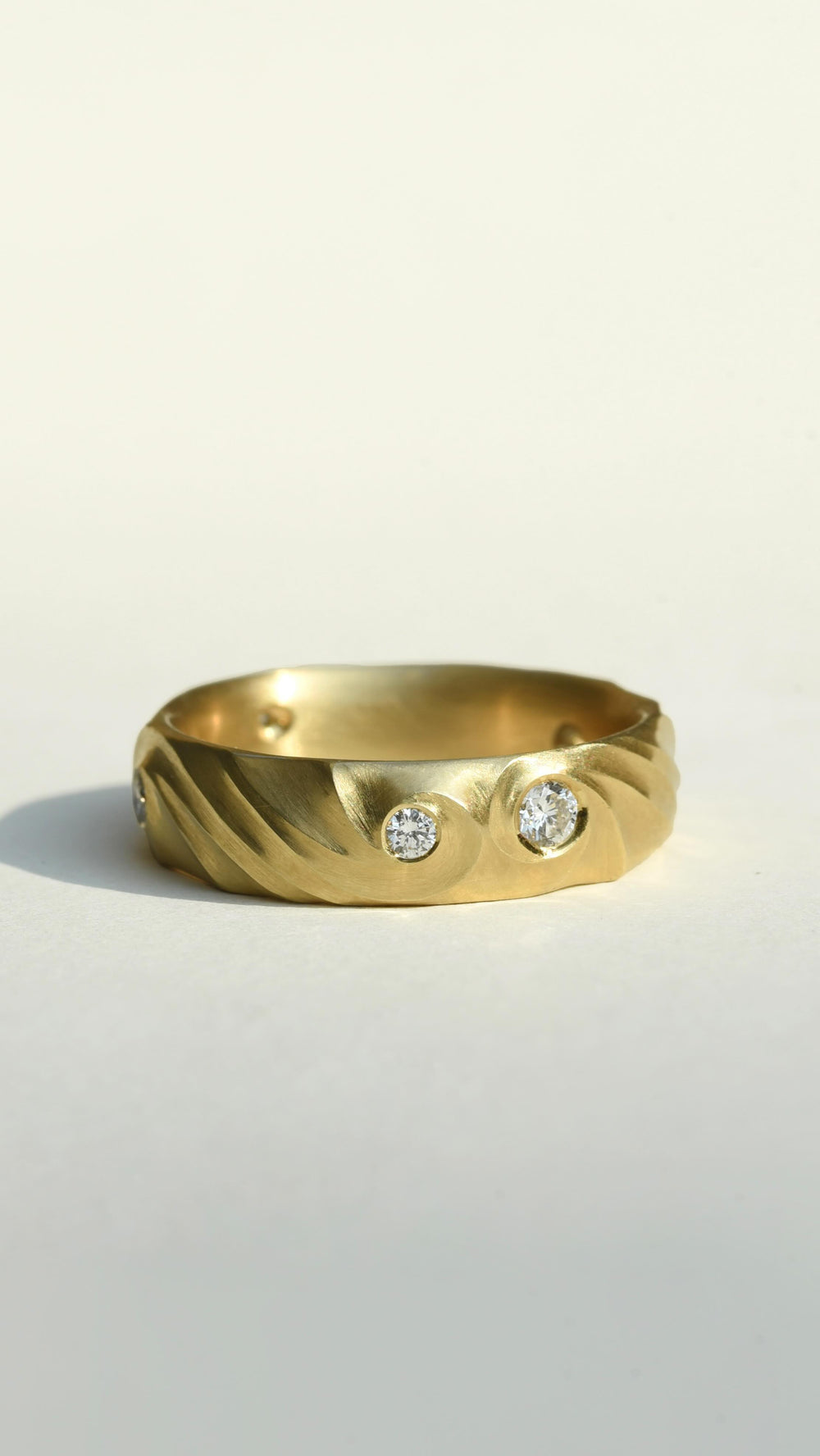 18ct yellow gold diamond Aeolian III band (reel)