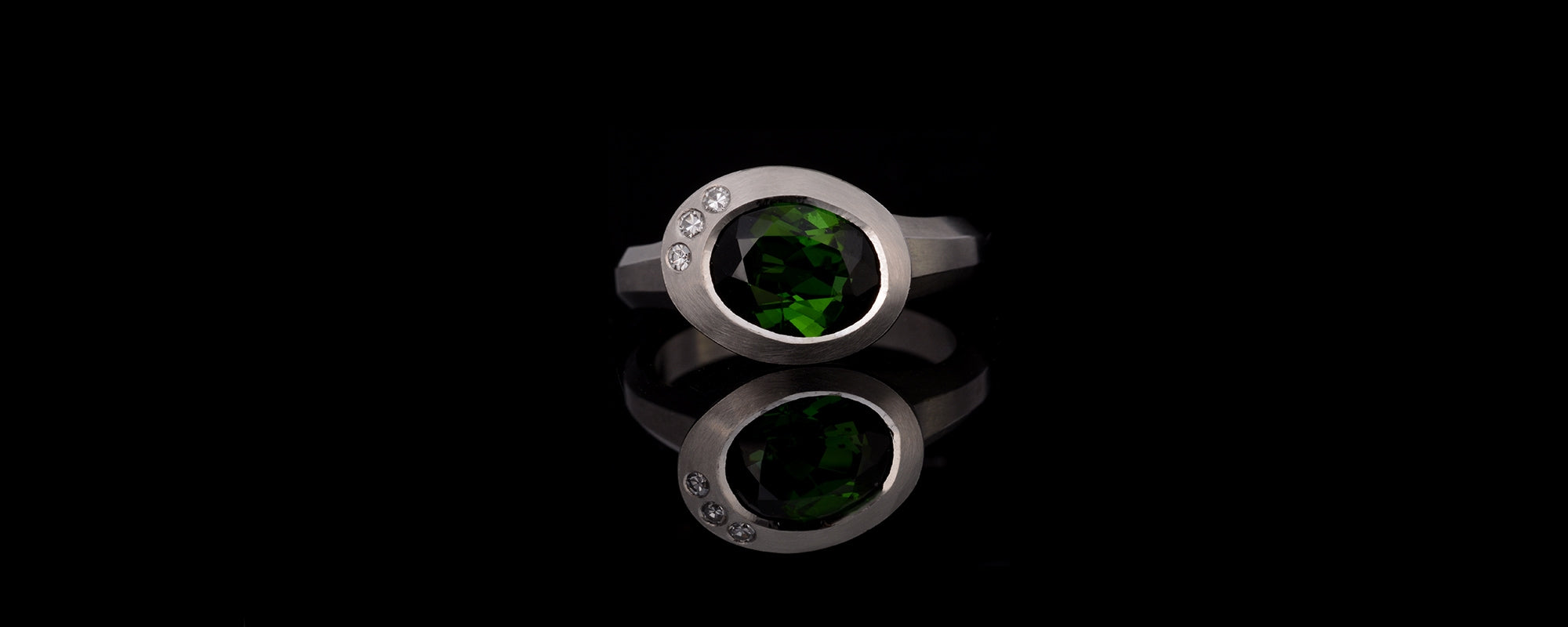 Tsavorite garnet and diamond platinum arris ring