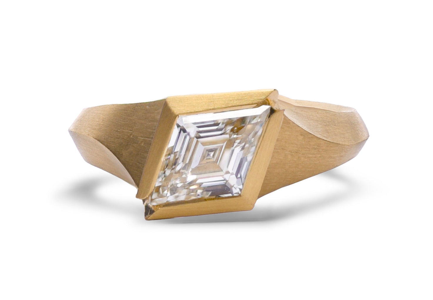 18ct Yellow Gold White Diamond Kite Aegis Ring