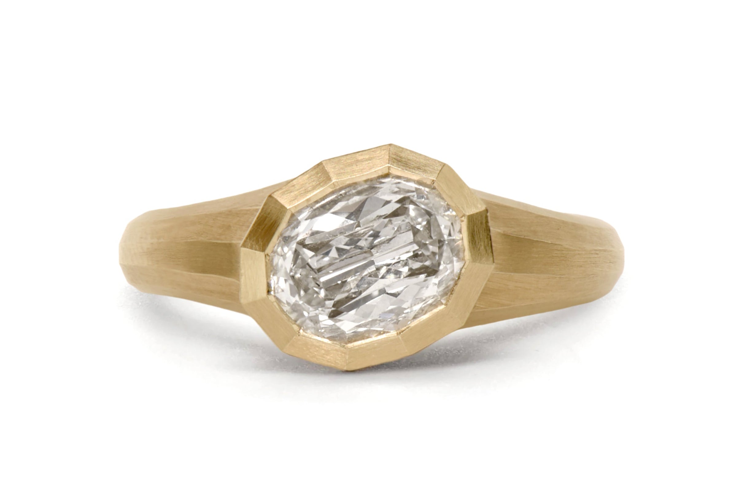 18ct Yellow Gold Oval Diamond Arris Ring