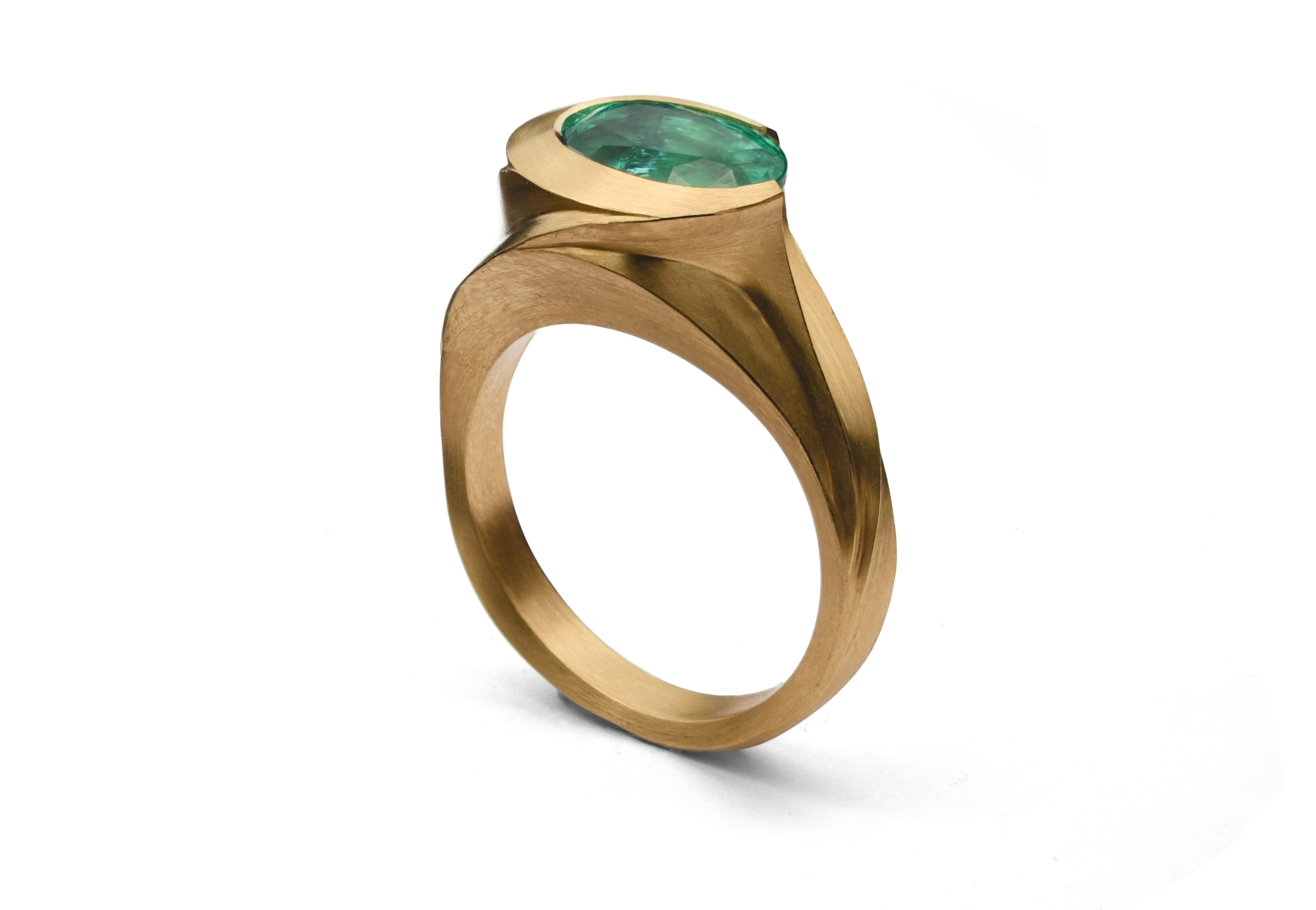 18ct Yellow Gold Oval Emerald Arris Ring