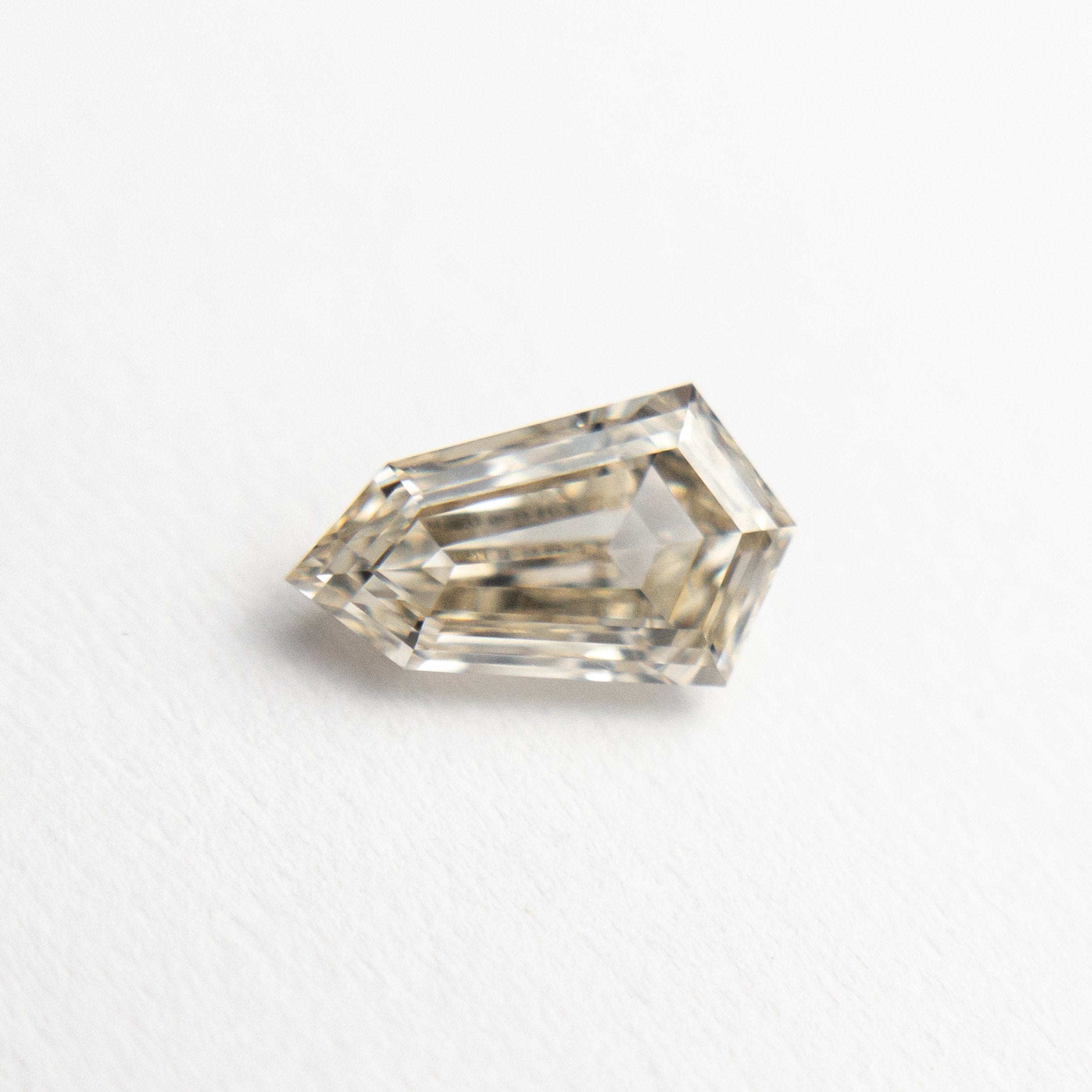 0.53ct 7.14x4.22x2.45mm Shield Step Cut 19164-06 🇨🇦 - Misfit Diamonds