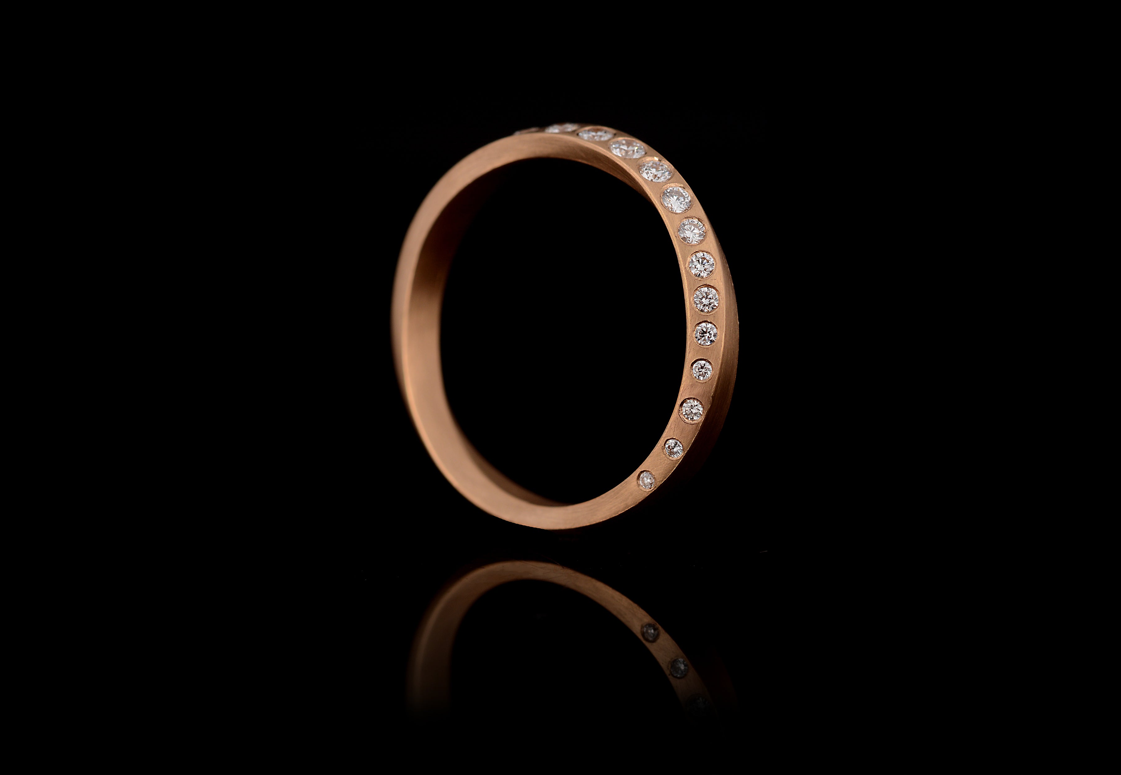 White round diamond Mobius ring rose gold